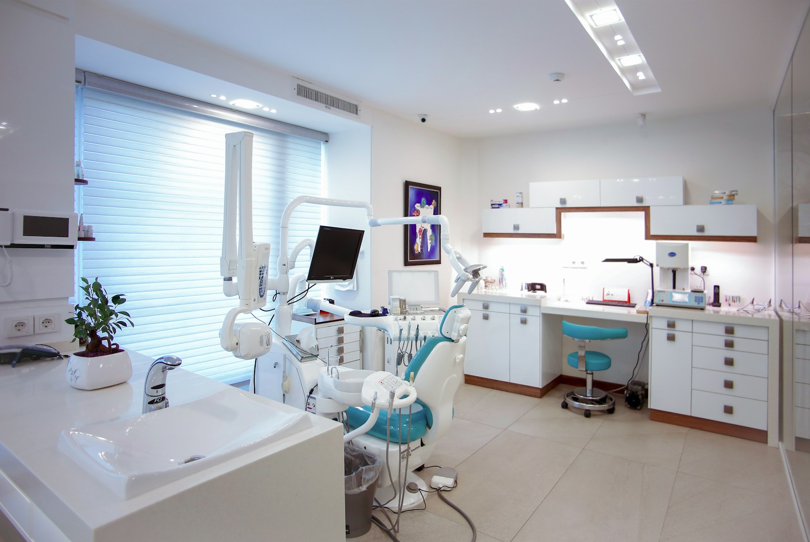 Hình ảnh minh họa không gian nha khoa sáng thoáng với ghế điều trị